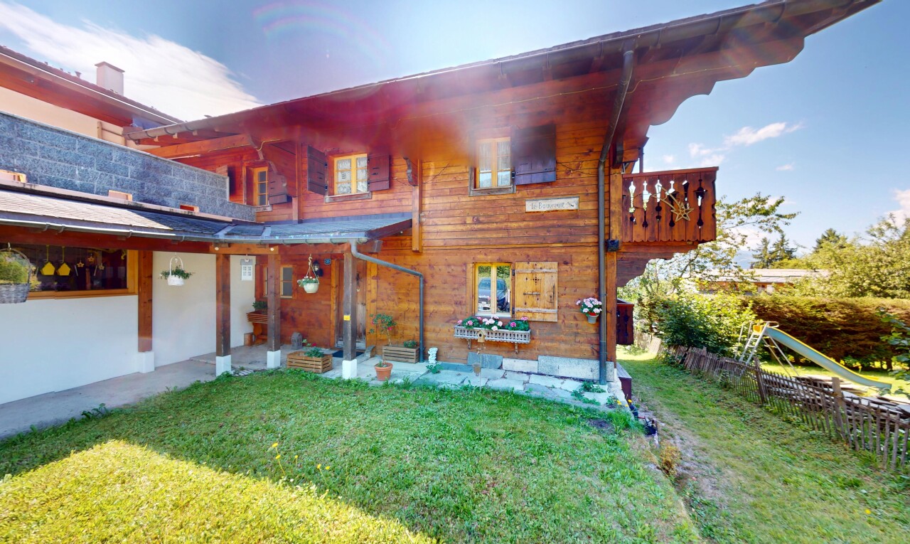 façade avec day time, pelouse, bardage en bois, bardage horizontal, et property visible