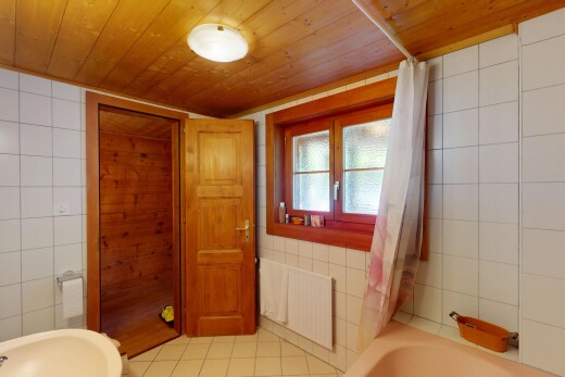 salle de bains avec mur en carrelage, tile wall, douche-bain combinés, lumière naturelle, et natural light