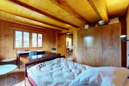 chambre avec lumière naturelle, natural light, inside property, mur en bois, et wood wall