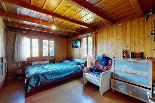chambre avec mur en bois, wood wall, lumière naturelle, natural light, et plafond à poutres