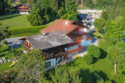 façade avec terrasse, vue sur les bois, property visible, woods view, et pelouse