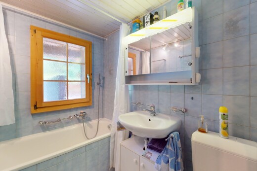 salle de bains avec mur en carrelage, tile wall, miroir, douche-bain combinés, et salle de bain complète