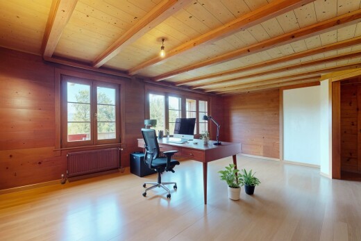 bureau avec wood wall, mur en bois, espace bureau, beamed ceiling, et plafond à poutres