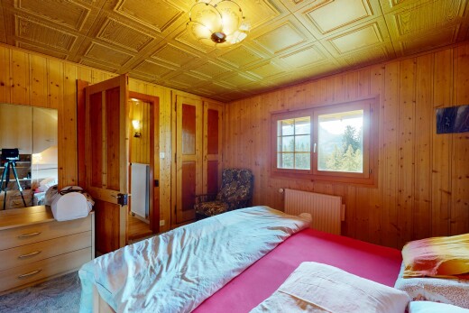 chambre avec mur en bois, wood wall, lumière naturelle, natural light, et radiateur