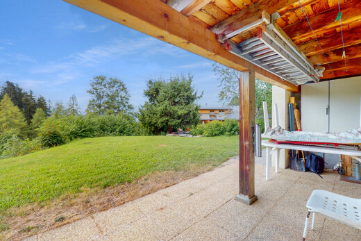 terrasse avec pelouse, terrasse, from property, et day time