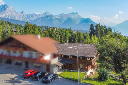 façade avec vue sur la montagne, mountain view, day time, et pelouse