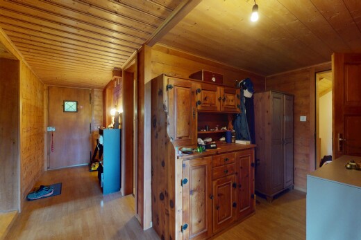 couloir avec wood wall, mur en bois, wood finish floor, sol en finition bois, et inside property