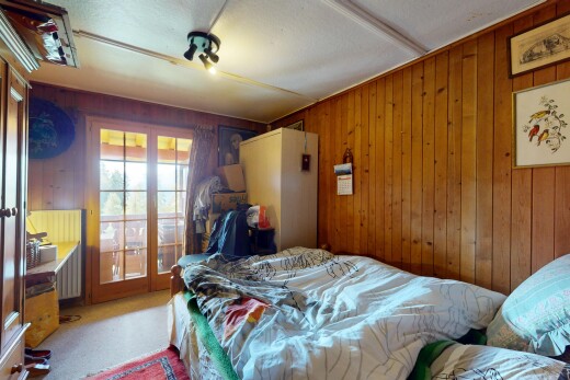 chambre avec inside property, wood wall, mur en bois, carpet, et moquette
