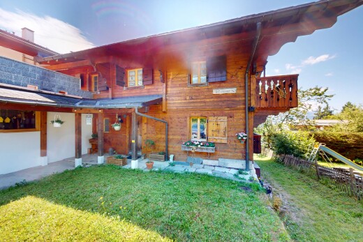 façade avec day time, pelouse, bardage en bois, bardage horizontal, et property visible