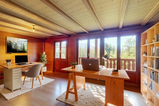 salle à manger avec espace bureau, télévision, sol en finition bois, wood finish floor, et inside property