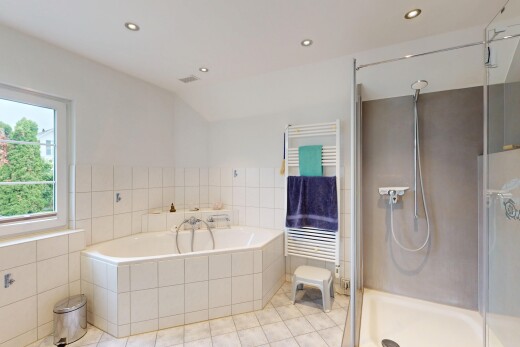 bad mit handtuchwärmer, inside property, kühler, dusche, und komplettes badezimmer