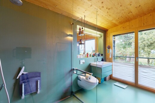 bad mit schminktisch, inside property, komplettes badezimmer, dusche, und natürliches licht