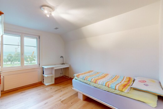 zimmer / schlafzimmer mit inside property, wood finish floor, holzfußboden, natural light, und natürliches licht