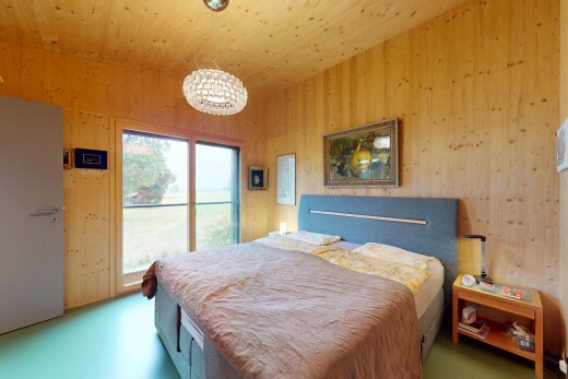 zimmer / schlafzimmer mit natürliches licht, natural light, inside property, holzwand, und wood wall