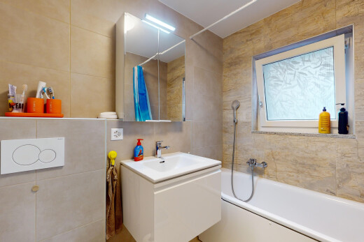 bad mit kombiniertes bad / dusche, schminktisch, fliesenwand, und spiegel