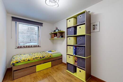 zimmer / schlafzimmer mit natürliches licht und parkettboden