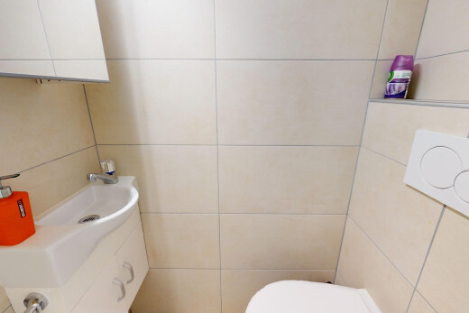 bad mit toilette, waschbecken, fliesenwand, und schminktisch