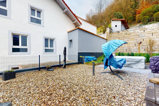 außenansicht mit terrasse und zaun