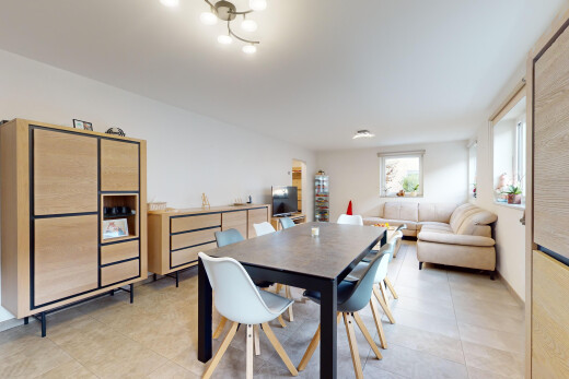 wohn- / esszimmer mit fliesenboden, natürliches licht, und fernseher