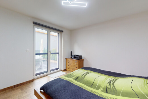 zimmer / schlafzimmer mit parkettboden, außenzugang, und natürliches licht