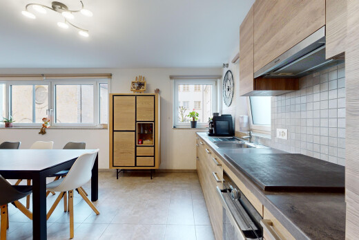 küche mit ofen, fliesenboden, küchenrückwand beim herd, natürliches licht, und arbeitsplatten