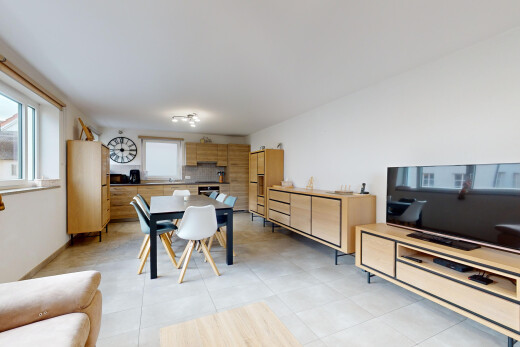 wohn- / esszimmer mit fliesenboden, fernseher, und natürliches licht