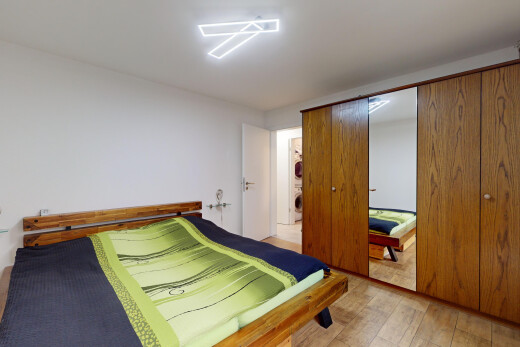 zimmer / schlafzimmer mit parkettboden und waschturm