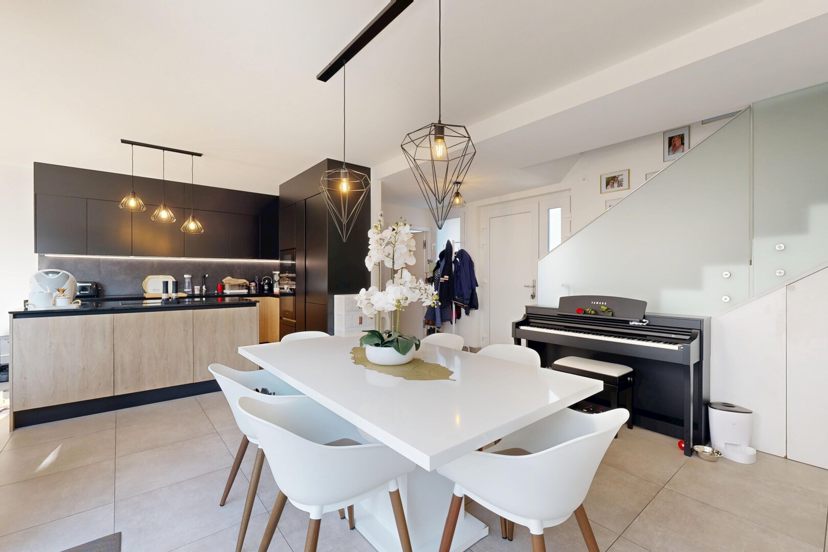 küche mit light floor, pendelleuchte, pendant lighting, schränke mit flachen paneelen, und flat panel cabinets