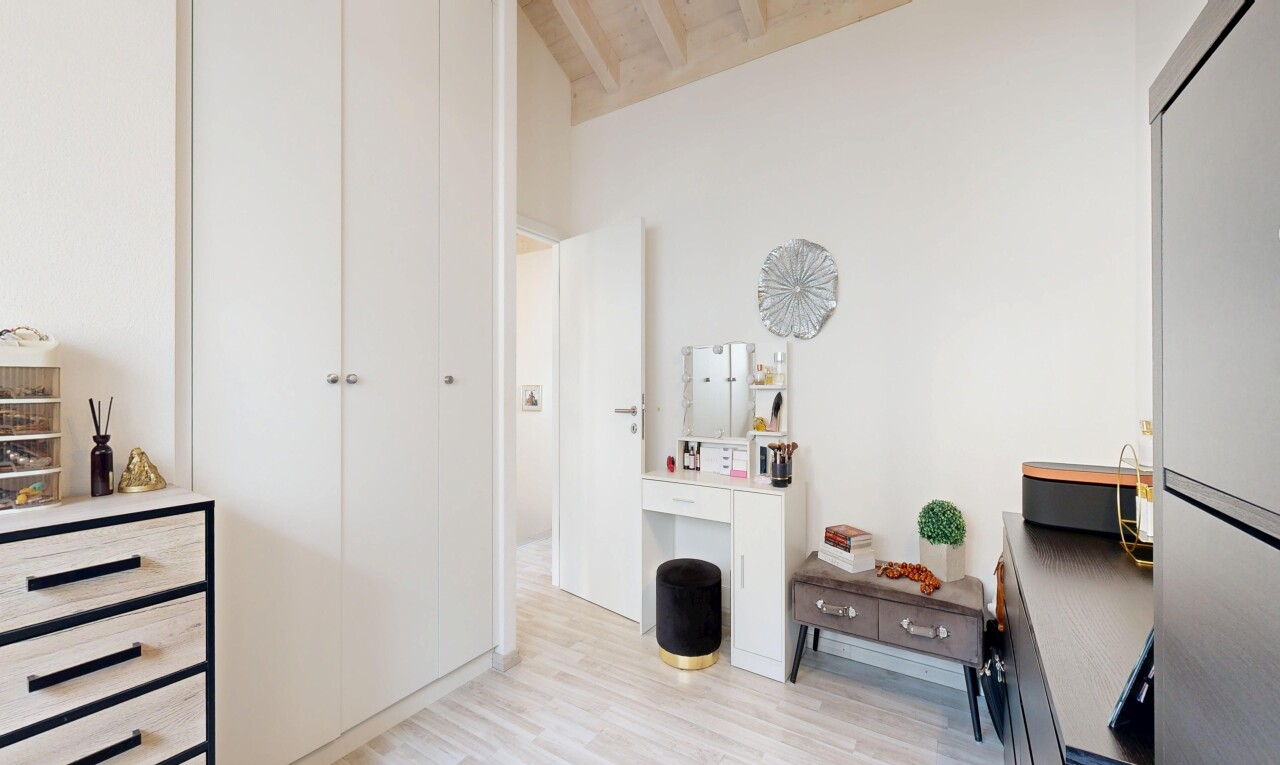 zimmer / schlafzimmer mit inside property, holzfußboden, wood finish floor, gipskartonwand, und drywall