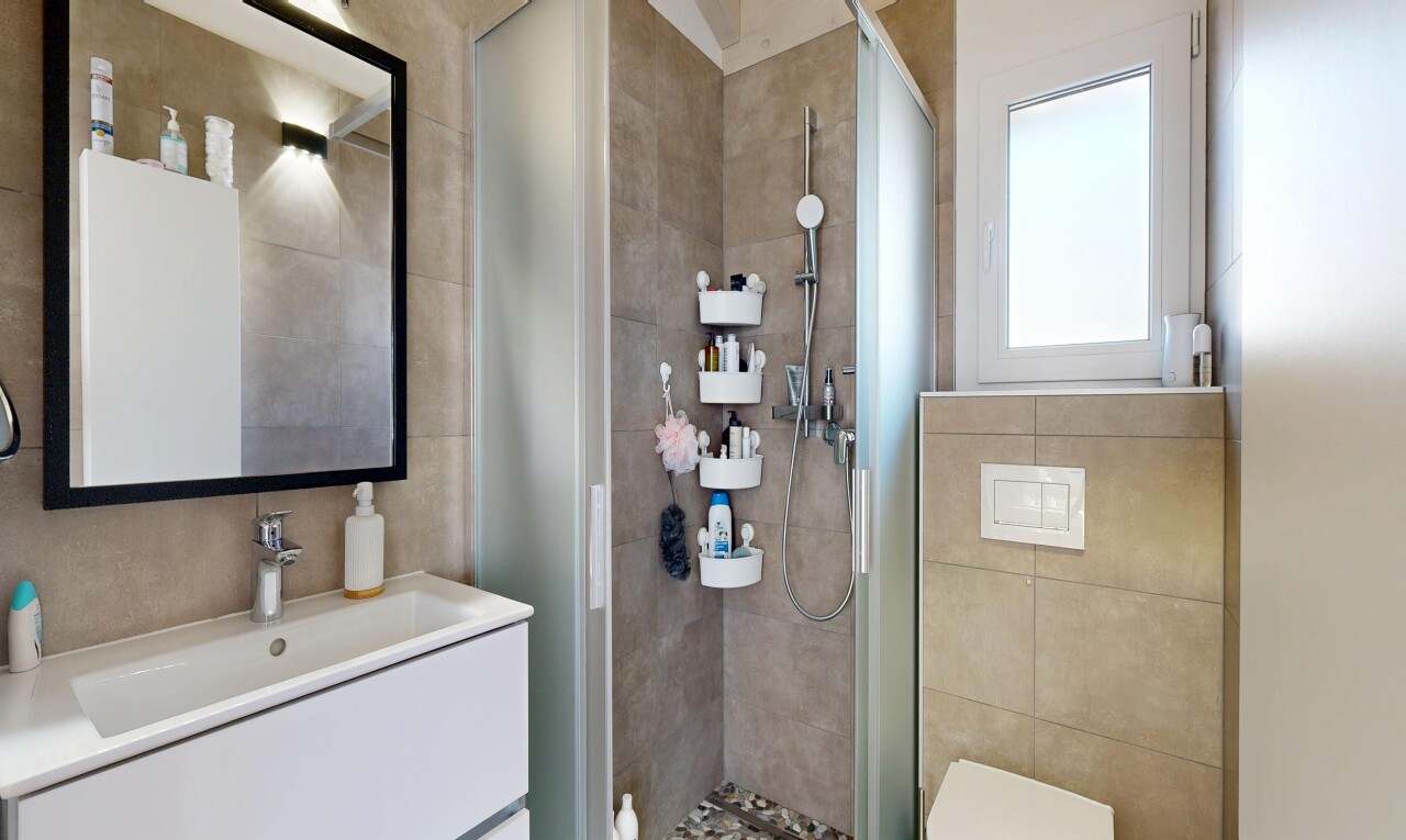 bad mit schminktisch, inside property, komplettes badezimmer, dusche, und waschbecken