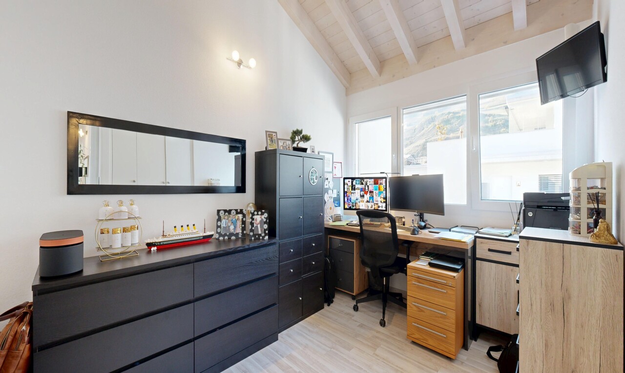 büro mit light floor, fernseher, inside property, natürliches licht, und natural light