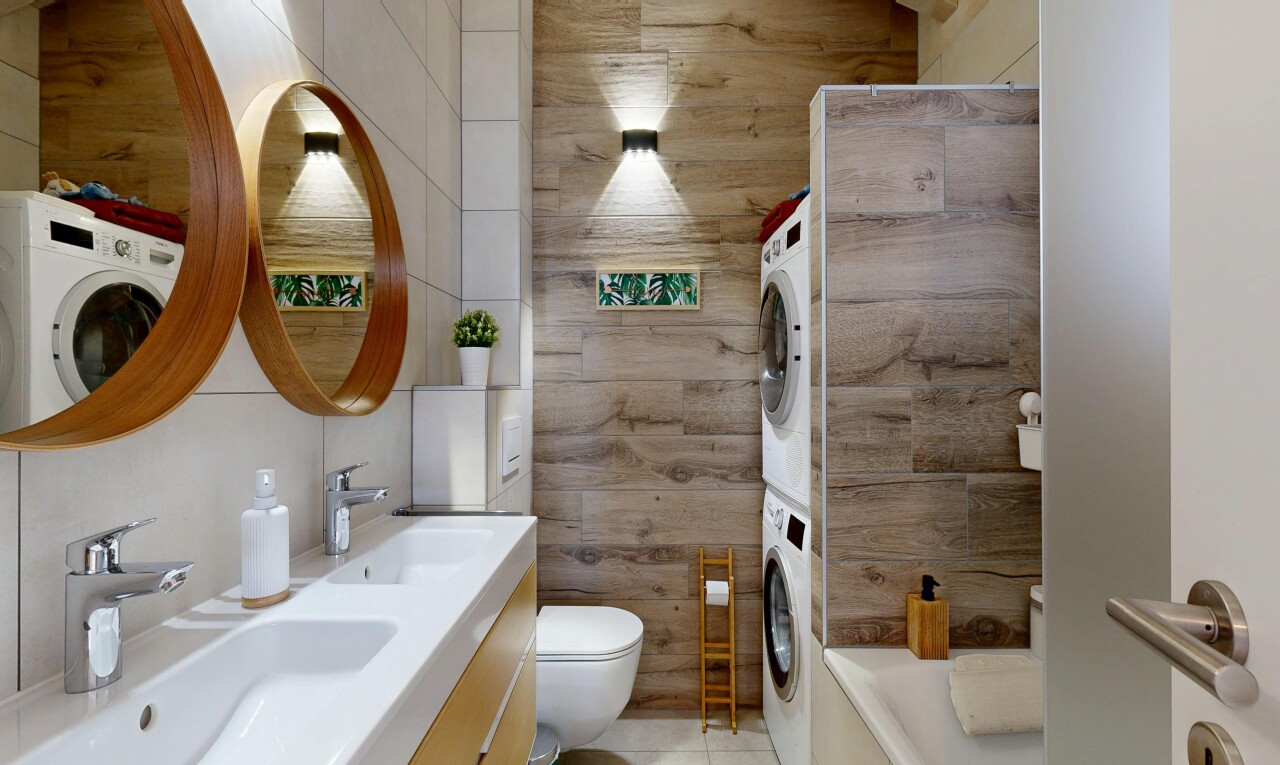 bad mit komplettes badezimmer, doppelwaschtisch, spiegel, waschbecken, und inside property