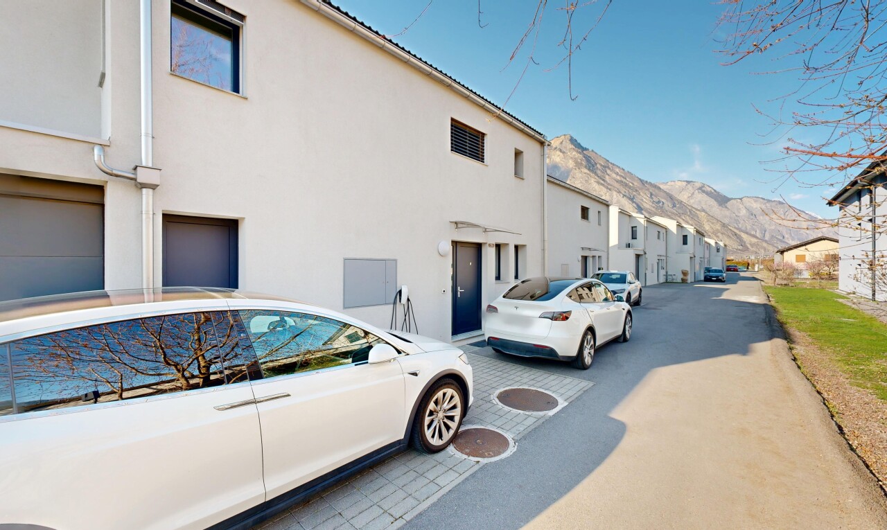 außenansicht mit day time, mountain view, blick auf die berge, stuckverkleidung, und residential view