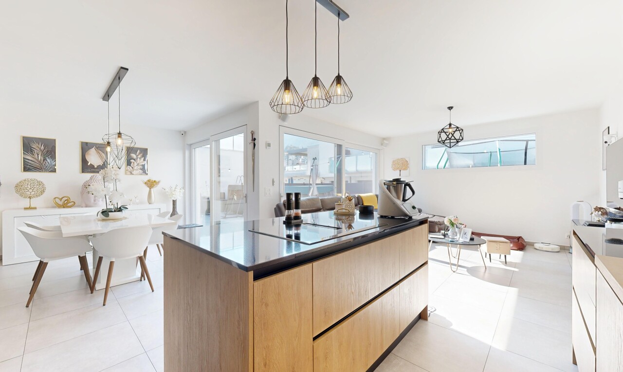 küche mit kücheninsel, kitchen island, schränke mit flachen paneelen, flat panel cabinets, und dark countertops
