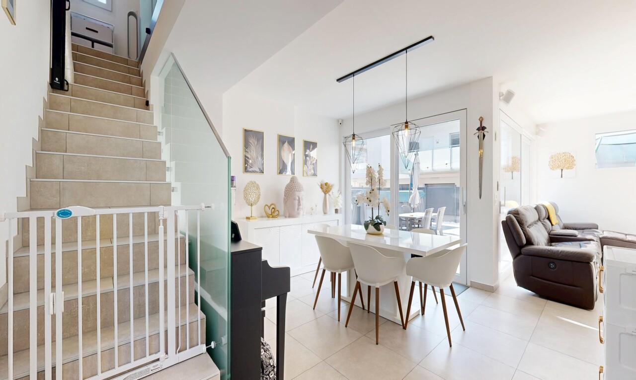 wohn- / esszimmer mit natural light, natürliches licht, inside property, drywall, und gipskartonwand