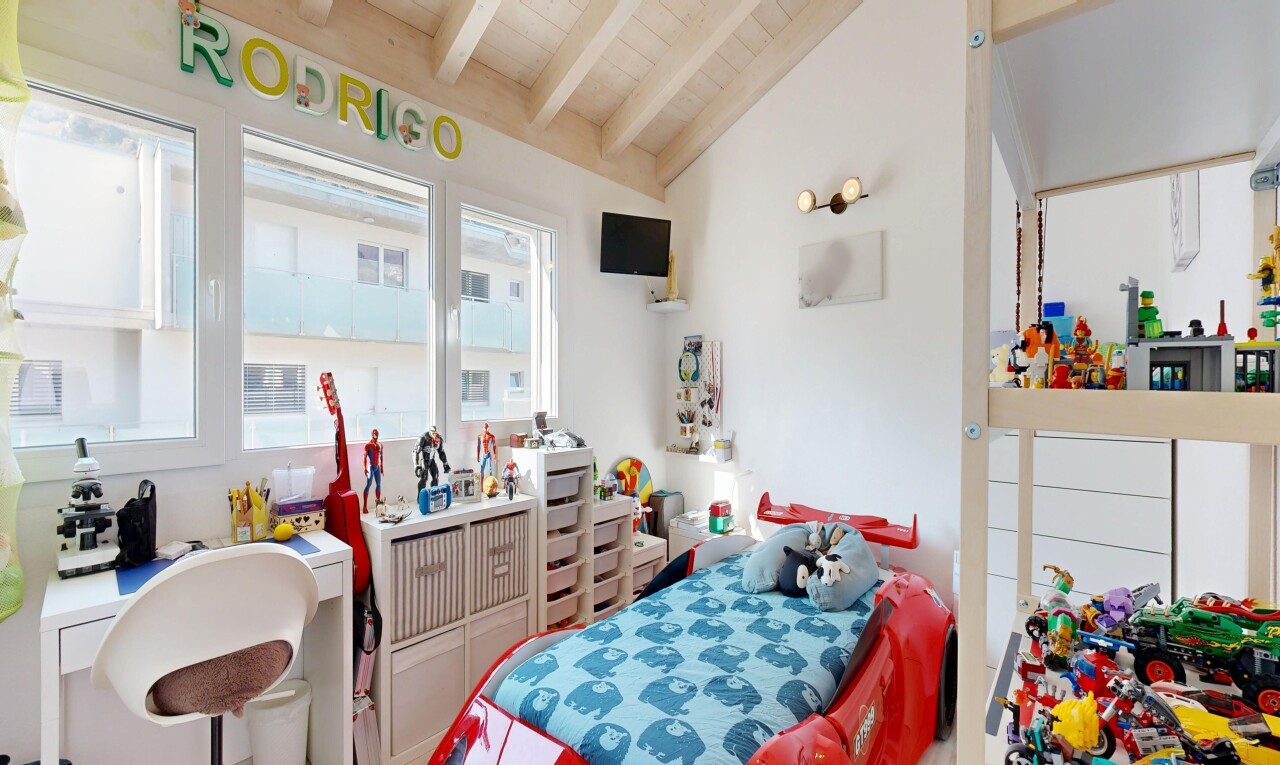 zimmer / schlafzimmer mit vaulted ceiling, dachschräge, natural light, natürliches licht, und drywall
