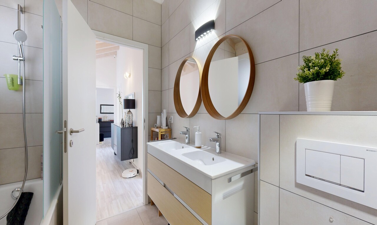 bad mit spiegel, doppelwaschtisch, light floor, komplettes badezimmer, und tile wall