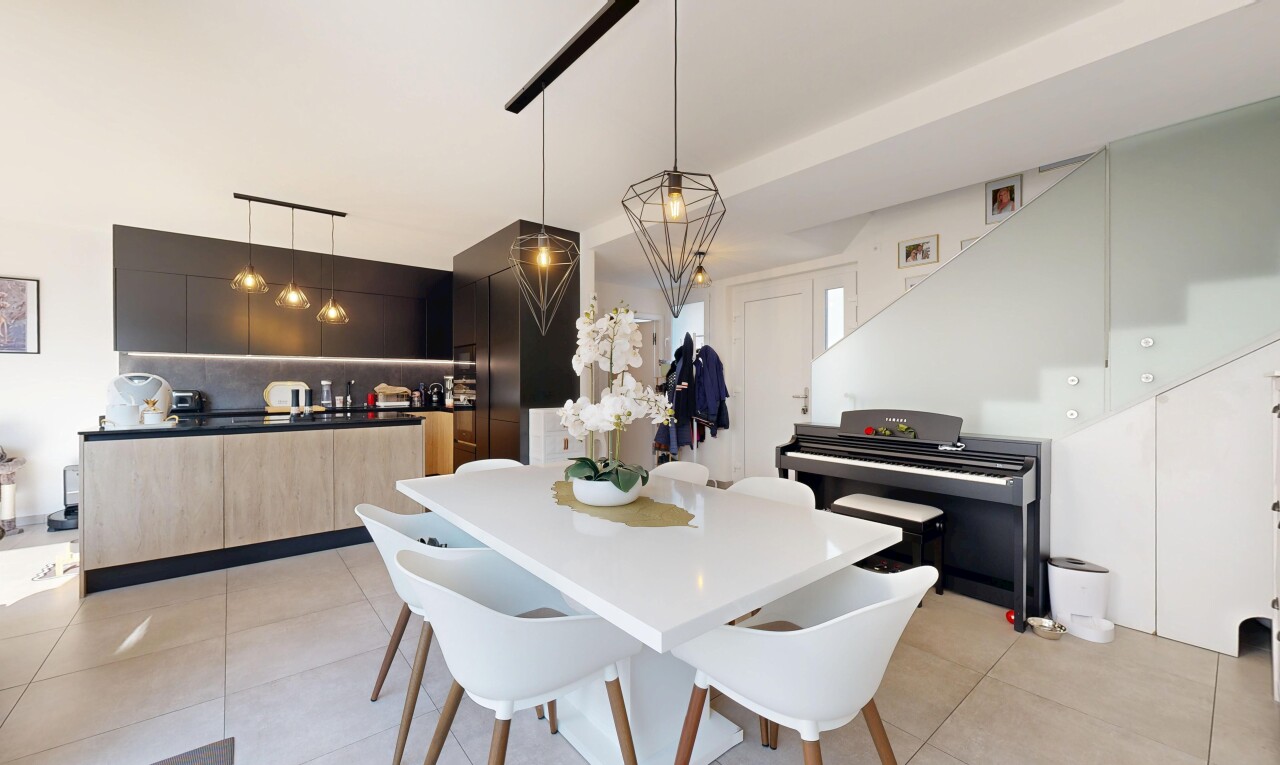 küche mit light floor, pendelleuchte, pendant lighting, schränke mit flachen paneelen, und flat panel cabinets