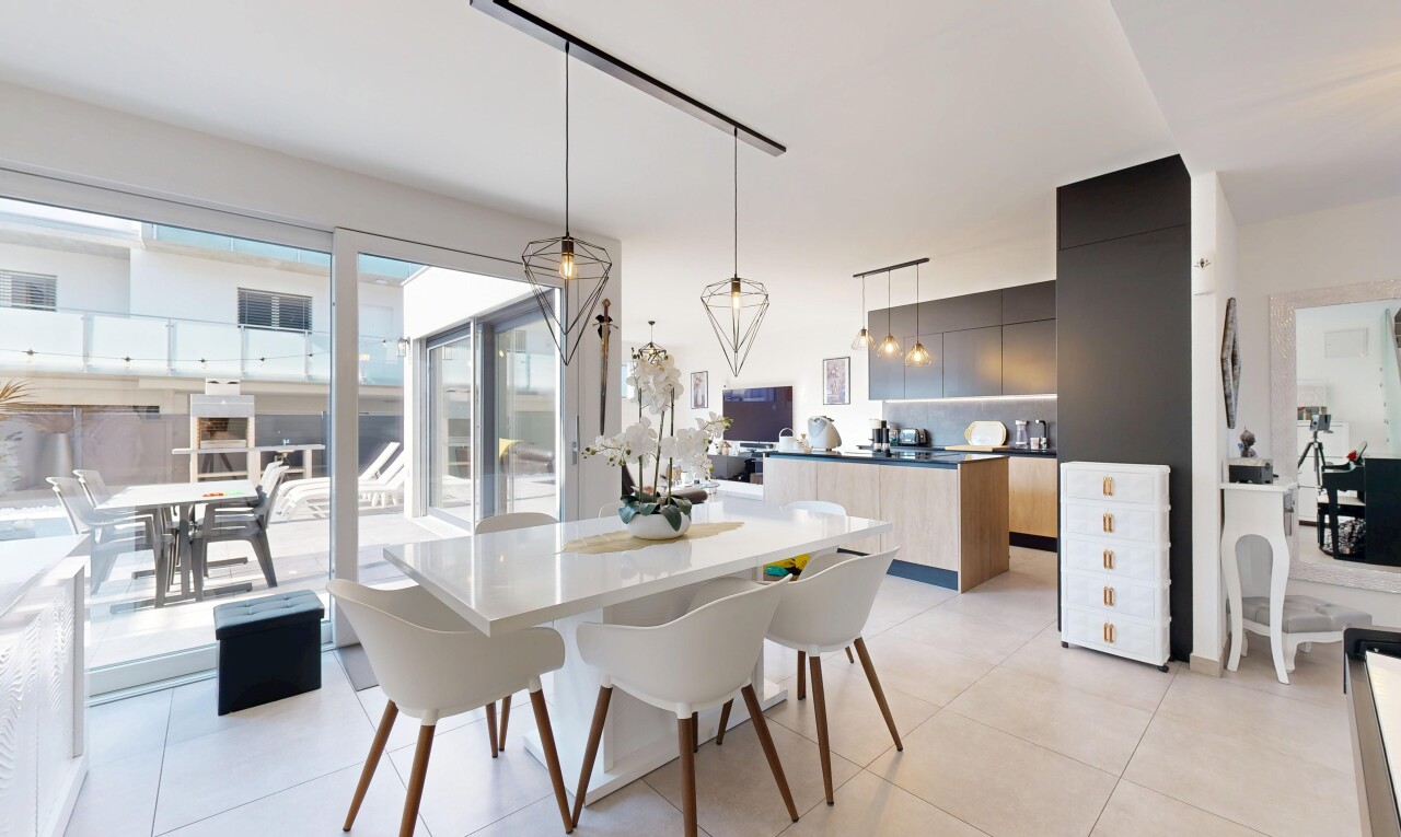 esszimmer mit light floor, inside property, fernseher, natürliches licht, und natural light