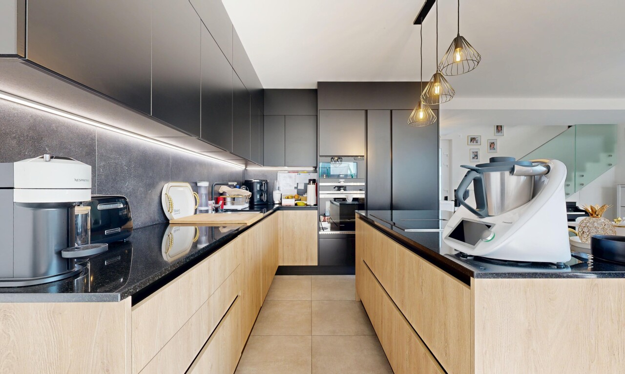 küche mit dark countertops, light floor, pendant lighting, pendelleuchte, und inside community