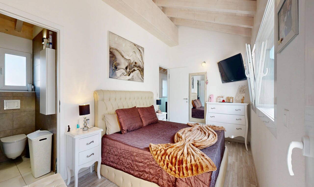 zimmer / schlafzimmer mit natürliches licht, natural light, fernseher, inside property, und gipskartonwand