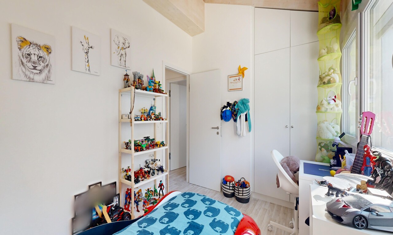 zimmer / schlafzimmer mit light floor, inside property, gipskartonwand, drywall, und holzfußboden