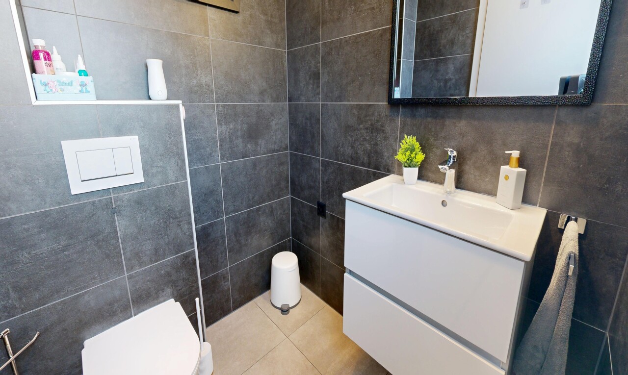 bad mit schminktisch, spiegel, fliesenwand, tile wall, und inside property