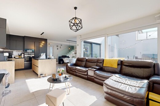 salon avec light floor, inside property, natural light, lumière naturelle, et tile floor
