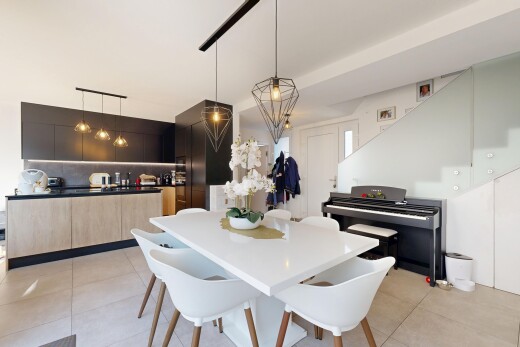 küche mit light floor, pendelleuchte, pendant lighting, schränke mit flachen paneelen, und flat panel cabinets