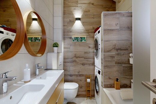 bad mit komplettes badezimmer, doppelwaschtisch, spiegel, waschbecken, und inside property