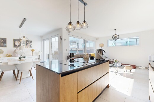 cuisine avec îlot de cuisine, kitchen island, armoires à panneau plat, flat panel cabinets, et dark countertops