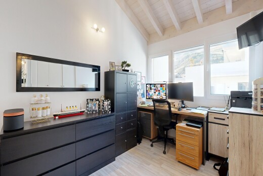 büro mit light floor, fernseher, inside property, natürliches licht, und natural light