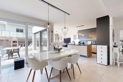 esszimmer mit light floor, inside property, fernseher, natürliches licht, und natural light