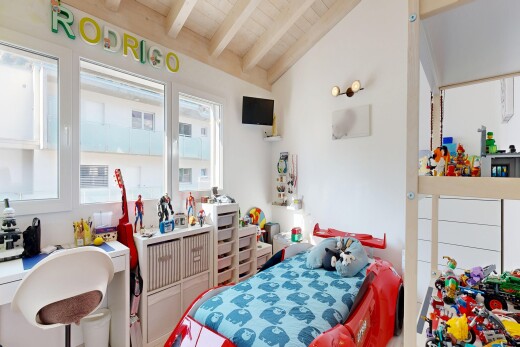 zimmer / schlafzimmer mit vaulted ceiling, dachschräge, natural light, natürliches licht, und drywall